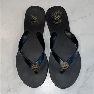 VINCE CAMUTO gold emblem sandals✨🖤